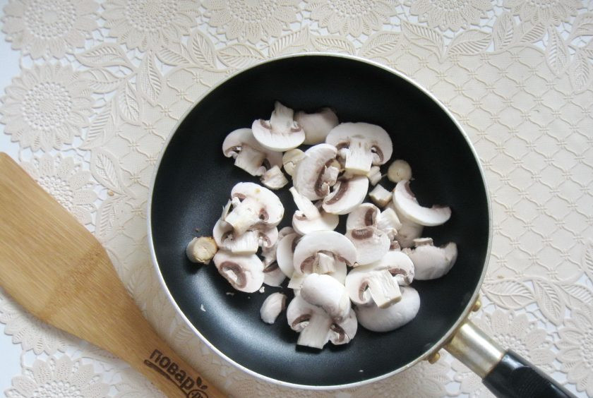 1. Этап. Овощи по-тайски: Шампиньоны очистите, помойте и нарежьте. Выложите в сковороду.