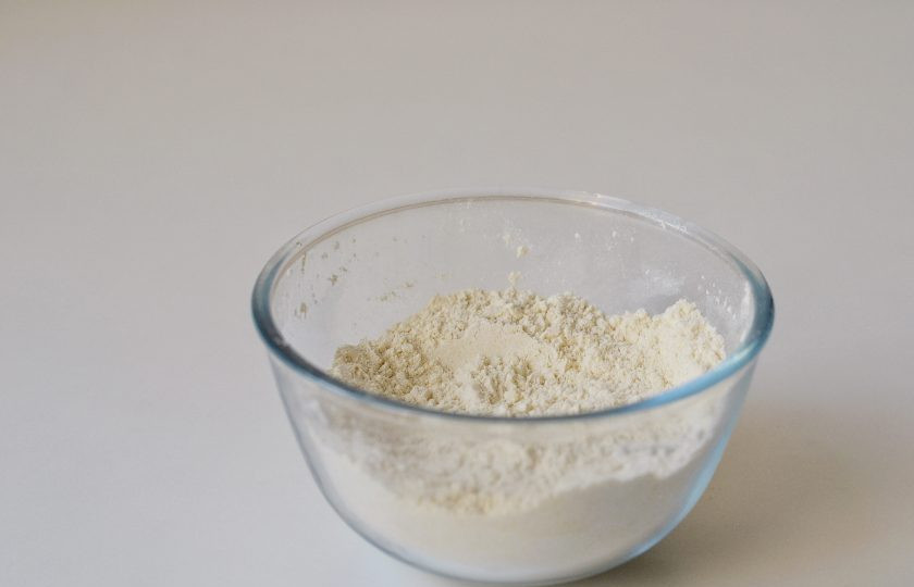 1. Этап. Мексиканские чипсы: В миске смешайте соль, пшеничную и кукурузную муку.