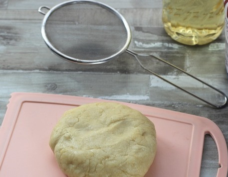 1. Этап. Галета со сливами: Готовим тесто. В миске смешиваем просеянную муку с разрыхлителем и солью. В ковшик наливаем воду и подсолнечное масло, ставим на огонь, доводим до кипения и сразу вливаем в муку, быстро замешиваем тесто. Тесто мягкое и эластичное. Заворачиваем в пищевую пленку и убираем в холодильник на 30 мин.