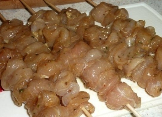 1. Этап. Куриные шашлычки: Для приготовления маринада смешайте растительное масло, сахар, кориандр и соевый соус. Выдавите чеснок, добавьте его к маринаду. Посолите и поперчите по вкусу. Полоски из курицы гармошкой наденьте на шпажки и опустите в маринад. Чтобы мясо хорошенько замариновалось, накройте его пленкой и отправьте в холодильник на 2 часа.