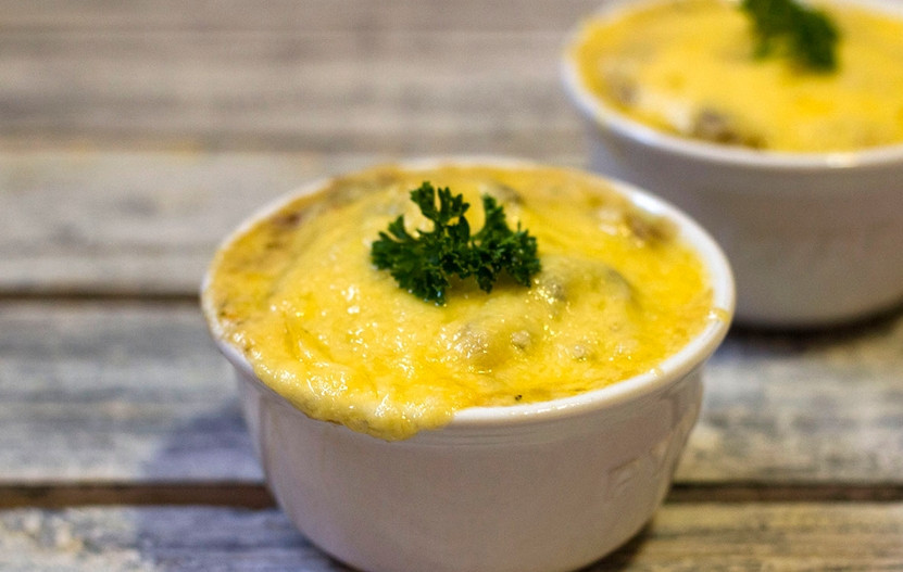 1. Этап. Жульен с грибами в духовке: Украшаем готовый жульен петрушкой, а затем подаем готовое блюдо к столу. Приятного аппетита!