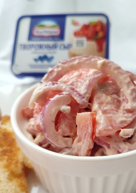 1. Этап. Помидоры в творожной заправке: Заправляем салат сразу перед подачей.