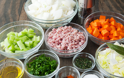 1. Этап. Гороховый суп-пюре с сухариками: 3. Затем очистите и измельчите овощи. Когда все ингредиенты будут подготовлены, процесс будет идти гораздо быстрее.