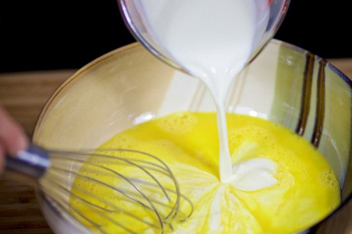 1. Этап. Фриттата с семгой и брокколи: 3. Взбейте яйца с помощью венчика и добавьте к ним сливки. Смесь приправьте солью и перцем.