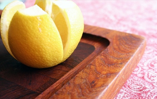 1. Этап. Маринованные лимоны: 2. Сделайте два надреза, не доходя до конца. Получится вот так.