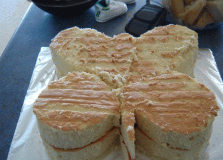 1. Этап. Торт Бабочка: 3. Верх одной бабочки смажьте любимым джемом, сверху положите вторую бабочку.