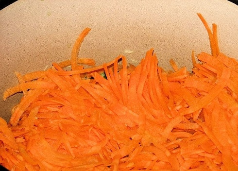 1. Этап. Салат Кубанский на зиму: Морковь очистим и натираем на крупной терке.