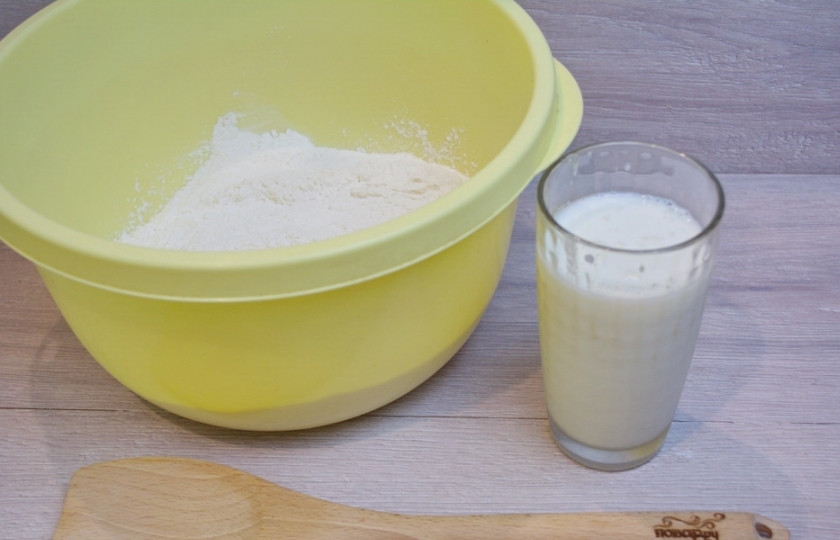 1. Этап. Ватрушки из дрожжевого теста: В теплом кефире разведите столовую ложку сухих дрожжей. Дрожжи берем без горки, всего 11 граммов. В кефир добавьте сахар и соль. Дайте дрожжам проснуться.