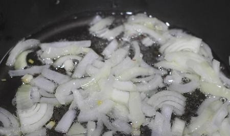 1. Этап. Капуста с сардельками в мультиварке: Лук нарезаем небольшими кусочками и отправляем в мультиварку с растительным маслом, его нужно поджарить до прозрачности. Мультиварку включаем в режим 