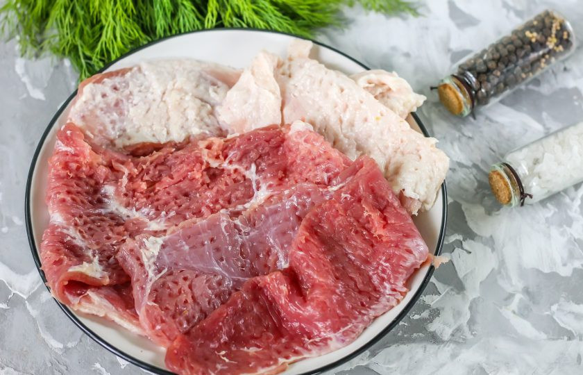 1. Этап. Шашлык Наполеон: Промойте подчеревок в воде, срежьте с куска мяса слои, каждый из них очистите от пленок и жил. Отбейте кулинарным молоточком как мясо, так и сало, превращая их в заготовки для отбивных.