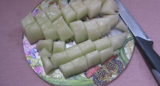 1. Этап. Варенье из дыни на зиму с лимоном: 2. Нарезаем дыню кубиками среднего размера и отправляем в глубокую емкость.