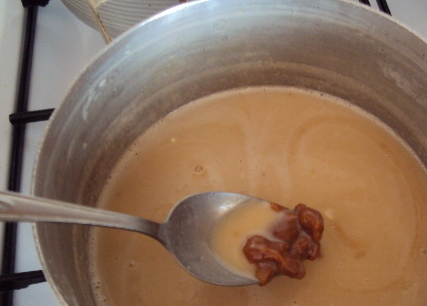 1. Этап. Крем со сгущенкой: 2. Выливаем в кастрюлю молоко и добавляем сгущенное молоко, провариваем 15 минут на слабом огне, после чего добавляем ириски. Теперь варим на слабом огне, постоянно помешивая до тех пор, пока ириски полностью не растворятся.