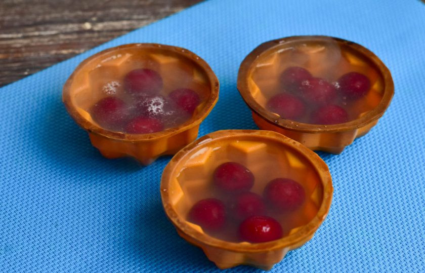 1. Этап. Японское желе: Залейте их подготовленным желе. Отправьте его в холодильник на 30-40 минут.