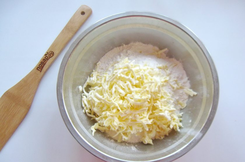 1. Этап. Торт закусочный Грибная фантазия: Насыпьте в миску полтора стакана муки. Стакан объемом 200 мл жидкости. В него входит ровно 150 грамм муки. То есть, муки нужно 220 грамм или немного больше. Все зависит от её качества. Добавьте в муку 100 грамм холодного сливочного масла, натертого на терке.