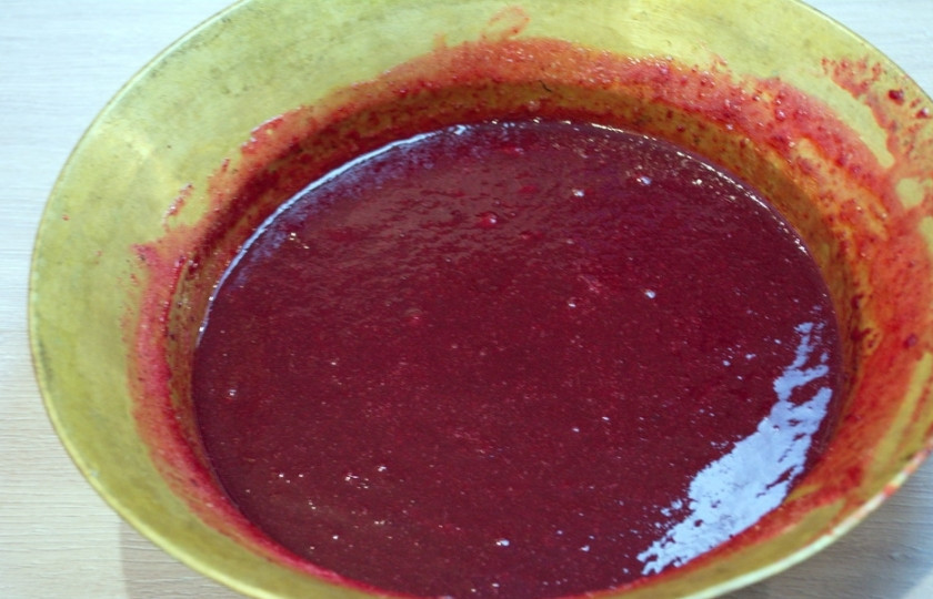 1. Этап. Джем из кизила: Варим 20-40 минут, помешивая. Затем снимаем с огня. Далее перетрите джем через мелкое сито. Верните массу на плиту и дайте закипеть. Разложите по стерильным банкам и закатайте.