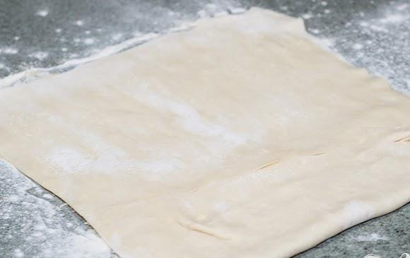 1. Этап. Палочки с корицей: 3. Свернуть каждый лист пополам и раскатать снова, пока у вас не получатся прямоугольники размером 35Х40 см.