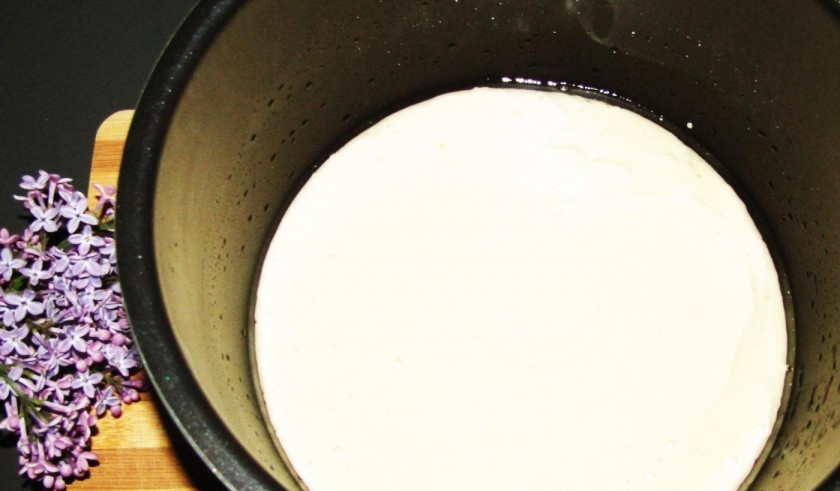 1. Этап. Молочный кекс в мультиварке: 5. Чашу мультиварки смазываю растительным маслом, затем перекладываю тесто, выставляю режим «Выпечка» и время 35 минут.