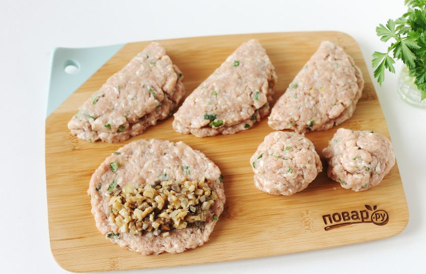 1. Этап. Мясные сочни с грибами: Из каждой части сформируйте круглую лепешку, размером примерно как блюдце, на одну половину выложите грибную начинку. Накройте начинку второй половиной, сформировав таким образом сочник.