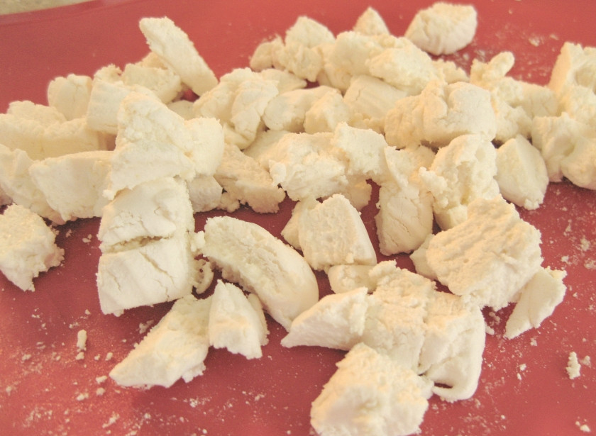 1. Этап. Карамельная курочка с овощами, лепешками и десертом: ДЕСЕРТ Мелко нарезать зефир. По истечении 4 минут добавить его в сметану и взбивать еще 3-4 минуты.