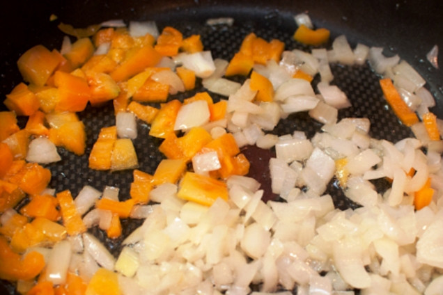 1. Этап. Куриные кусочки в сливках: Порежьте кубиками лук и морковь. Обжарьте их на сковороде до мягкости.