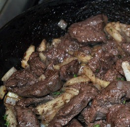 1. Этап. Жаркое из оленины: 2. Начинаем обжаривать мясо на растительном масле. Когда возьмется корочкой, - добавим лук и яблоко, а также специи по вкусу.