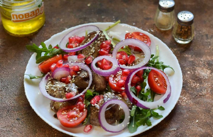 1. Этап. Салат с куриной печенью и гранатом: По желанию в салат можно добавить кунжут. Сбрызните салат маслом, добавьте соль и перец, подавайте к столу.