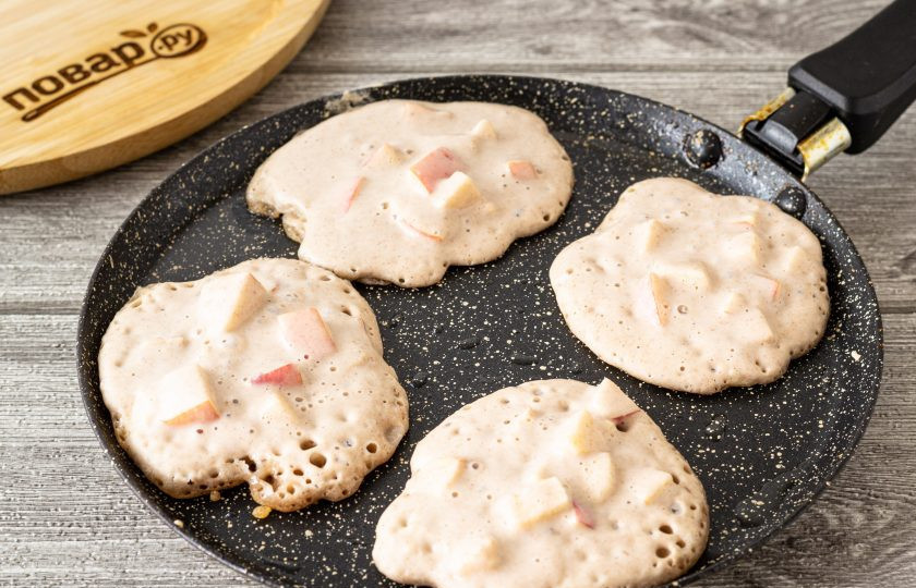 1. Этап. Гречневые оладьи с яблоком: Разогрейте сковороду на среднем огне с небольшим количеством растительного масла. Жарьте оладьи 3-4 минуты с каждой стороны, под крышкой.