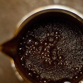 1. Этап. Кофейное желе со взбитыми сливками: 1. В 2 стаканах воды сварить кофе.