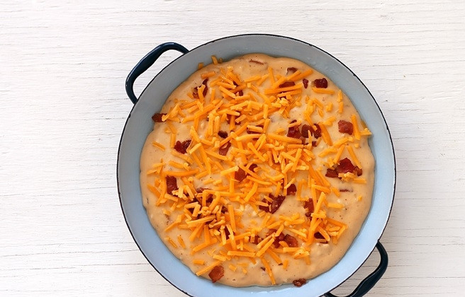 1. Этап. Дип из сыра и бекона: Получившуюся массу перелейте в форму для запекания и готовьте в духовке при 190 градусах 12 минут.