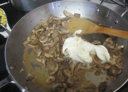 1. Этап. Жареные грибы с макаронами: 10. В грибочки добавить немного сметаны (идеальным вариантом будет сыр Маскарпоне) и перемешать.