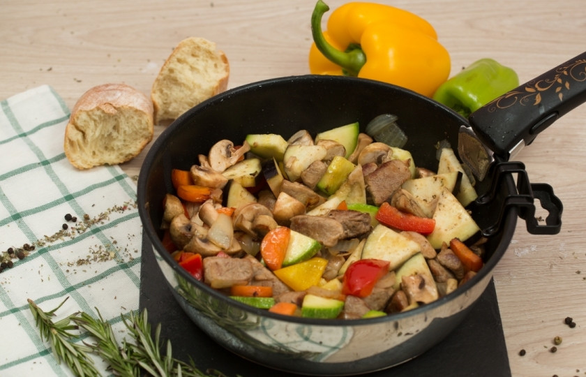 1. Этап. Овощное рагу со свининой: Затем подходит черед черед баклажана, кабачка и перца. Все перемешали и готовим еще минуты 4.