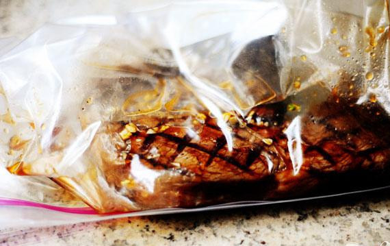 1. Этап. Говядина с лапшой по-азиатски: 3. Когда говяжий стейк остынет, поместить его в большой пластиковый мешок. Добавить 3 столовые ложки заправки. Плотно закрыть мешок и поставить мариноваться в холодильник.