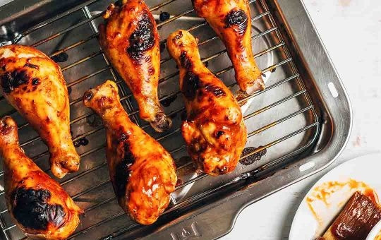 1. Этап. Запекание куриных ножек в духовке: Смажьте курицу половиной оставшегося соуса, отправьте в духовку при 180 градусах на 15 минут, затем снова смажьте соусом и запекайте, пока ножки не станут темно-коричневыми.