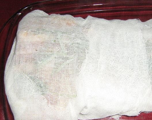 1. Этап. Сало в марле: Заверните сало в марлю. Уберите его в холодильник на 3-4 дня.