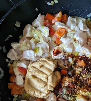 1. Этап. Курино-кокосовый суп по-тайски: Добавить все приправы, перечную и ореховую пасту, лаймовый сок и цедру. Если любите кинзу, можно добавить в этот момент мелко нарезанную, я не добавляла ( есть не любитель).