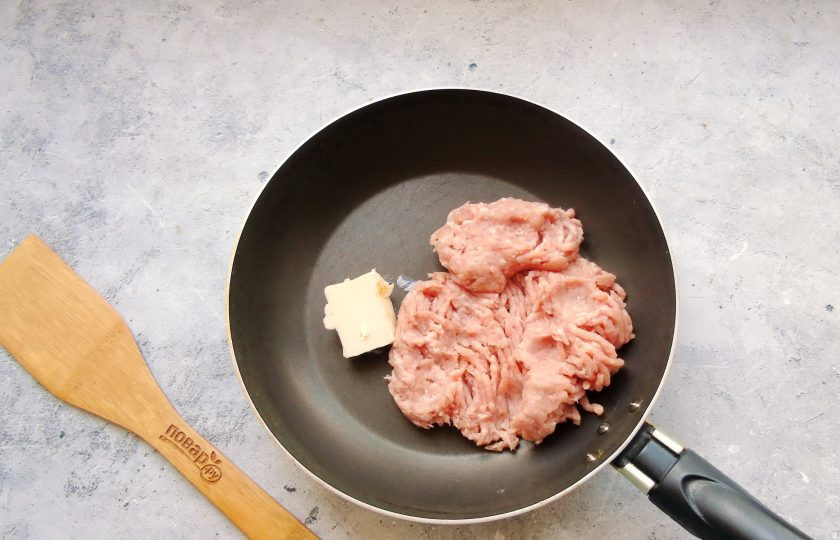 1. Этап. Тосканский суп с фаршем: В сковороду выложите мясной фарш и 15 грамм сливочного масла. Периодически перемешивая, жарьте фарш 10 минут, разбивая образовавшиеся комочки лопаткой.