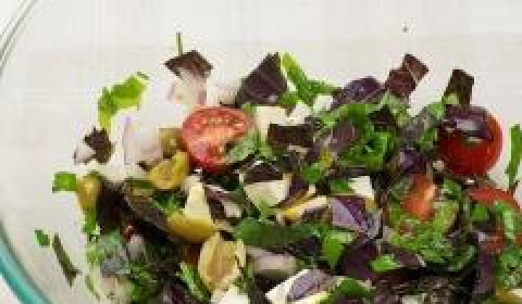 1. Этап. Салат с оливками: Перчим (солить не надо, оливки сами по себе достаточно соленые) и еще раз перемешиваем. Салат с оливками готов!