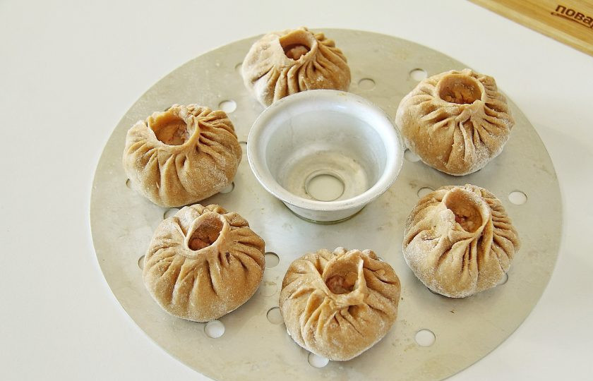 1. Этап. Буузы (классический рецепт): Готовые буузы выложите на смазанные маслом ярусы мантоварки. Варите их нужно на пару. Считается, что 20 минут будет достаточно, но я готовила 45 минут.