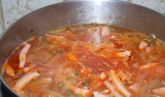 1. Этап. Солянка с оливками: 6. Через пару минут залейте бульон. Добавьте по вкусу еще соль, перец и другие специи. Выложите каперсы, целые или порезанные оливки. На среднем огне пусть солянка варится минут 12-15. После накройте крышкой и дайте настояться еще минут 20.