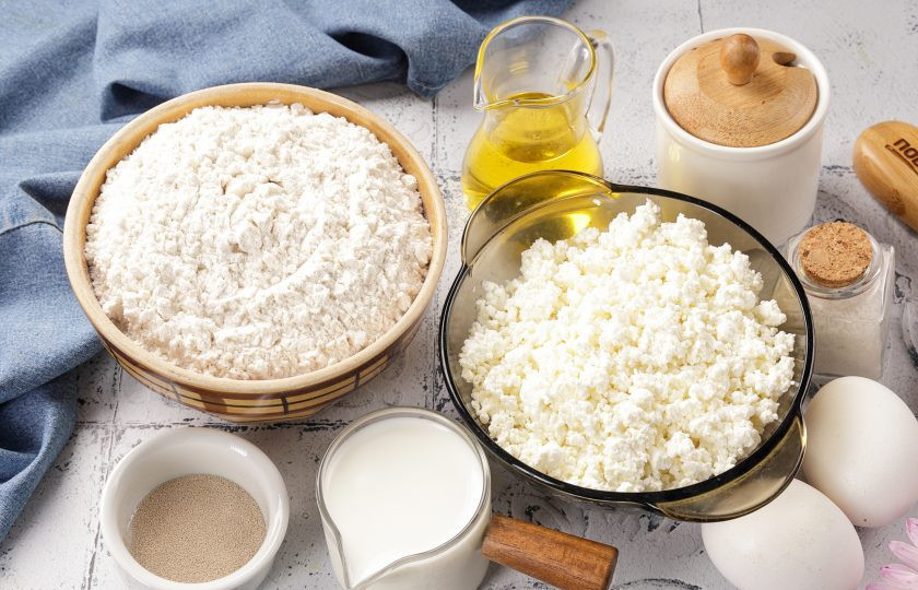 1. Этап. Сырники дрожжевые: Подготовьте все ингредиенты по списку. Творог можете взять любой жирности. Количество сахара регулируйте на свой вкус.