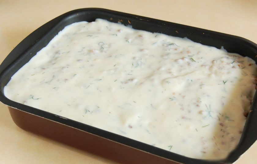1. Этап. Мясная запеканка с гречкой: Соусом полейте запеканку. Отправьте в разогретую до 180 градусов духовку.