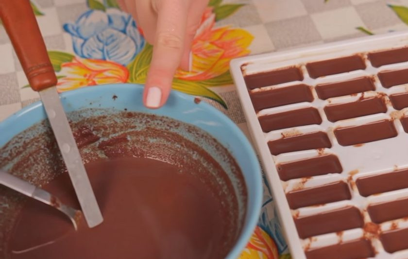 1. Этап. Шоколадный лед для молочного коктейля: 3. Разлейте шоколадную массу в формочки для льда и оставьте в морозильнике застывать. Далее приготовьте коктейль: молоко поставьте на огонь, добавьте корицу, сахар и доведите до кипения.