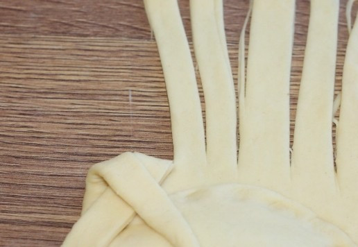 1. Этап. Плетеные булочки на молоке с начинкой: 14. Берем 2 полоски и переплетаем между собой.