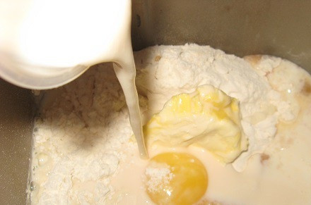 1. Этап. Тесто на баурсаки: 5. Влить молоко. Приготовить тесто на баурсаки в домашних условиях можно также на кефире или на сыворотке, например.