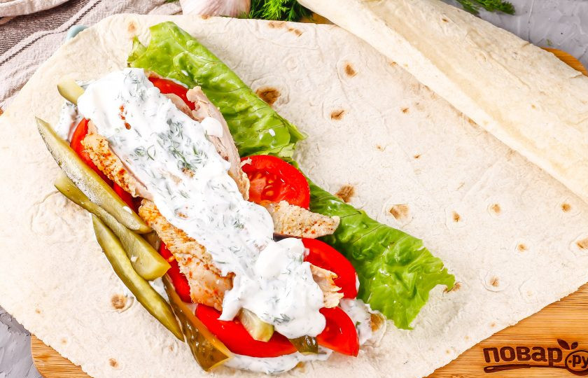 1. Этап. Азербайджанская шаурма: Выложите оставшийся чесночный соус и распределите его по всем нарезкам.