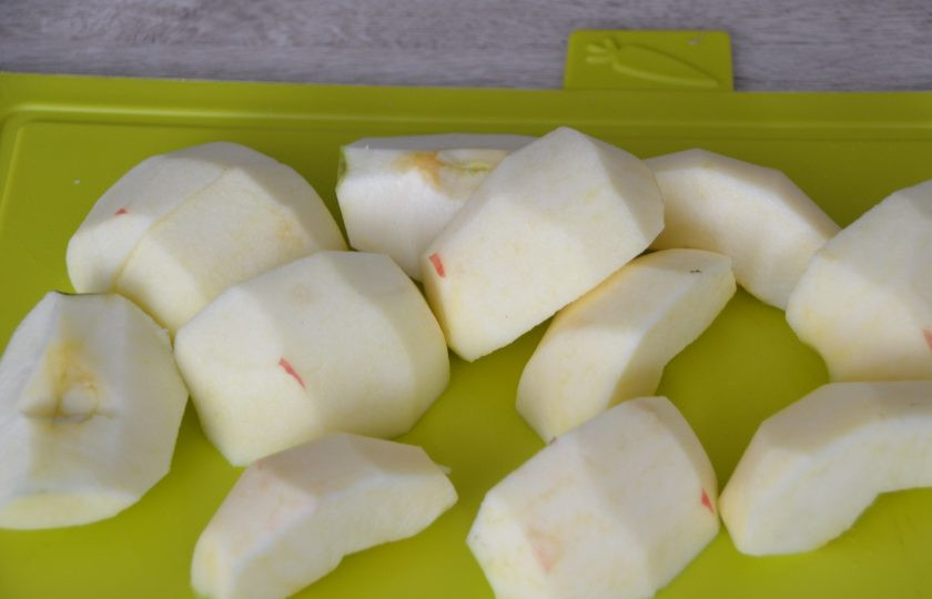 1. Этап. Итальянская шарлотка с яблоками: Очистите яблоки от кожуры и от сердцевинки, нарежьте на дольки.