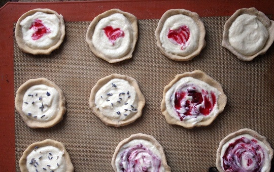 1. Этап. Тесто для ватрушек без дрожжей: 5. Выложите на противень, застеленный пергаментом, и наполните творожной начинкой. Отправьте ватрушки в разогретую до 180 градусов духовку.