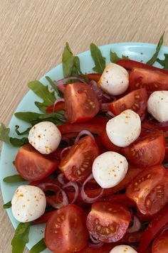 1. Этап. Салат с коктейльными томатами и сыром моцарелла: В конце добавьте немного сока лимона, оливкового масла и соль/перец по вкусу. Яркий и безумно вкусный салат готов - приятного аппетита!