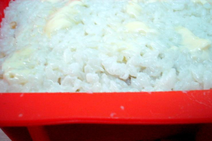 1. Этап. Рисовая запеканка с яблоками: Затем опять идет рис, снова яблоки с корицей и завершает все рисовый слой.