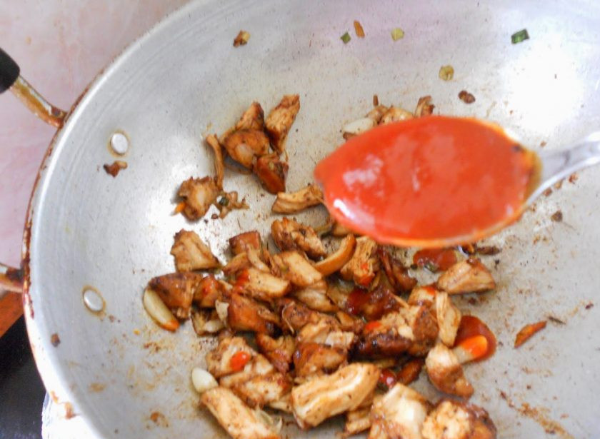 1. Этап. Китайская лапша с курицей: 12. К курице добавьте острый соус «Чили» и хорошенько перемешайте.